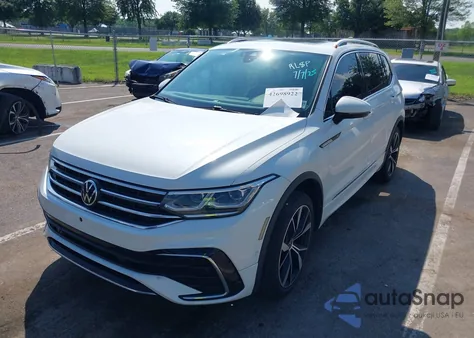 2022 Volkswagen Tiguan 2.0T Sel R-Line z USA, uszkodzony, nr VIN 3VV4B7AX4NM085303